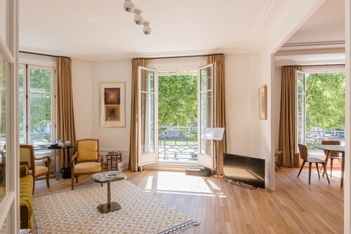 Luxurious on the Champ de Mars, Ecole Militaire views, Balconies, South, Air Con