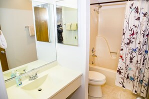 Shower, hair dryer, towels - 🌄Resort Vacations at Fairfield Glade TN Beautifully Decorated 2 bedroom + Loft Villa (Fairfield Glade)