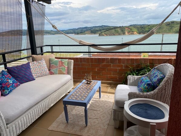 Property grounds - Lakefront Villa at Lake Calima: Comfort, Stunning Views & Water Sports Paradise (El Darien)
