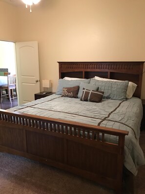 3 bedrooms, internet, bed sheets - Aggieland Getaway! Perfect for weekend or short term rentals (College Station)