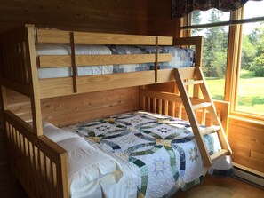 3 habitaciones, escritorio y tabla de planchar con plancha