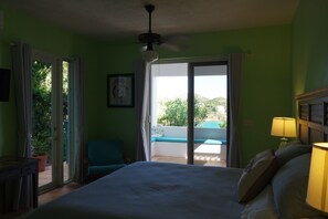 1 室のベッドルーム、低刺激性寝具、ピロートップベッド、アイロン / アイロン台