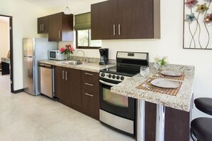 Køleskab, mikrobølgeovn, ovn, kogeplade