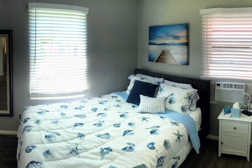 Beachy Bay Park Bungalow near Sea World & Old Town