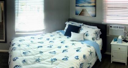 Beachy Bay Park Bungalow near Sea World & Old Town