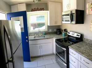 ثلاجة، ميكروويف، فرن، موقد طهي مسطح