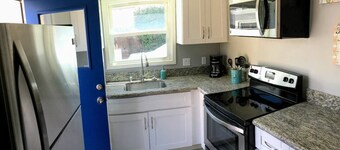 Beachy Bay Park Bungalow near Sea World & Old Town