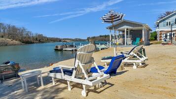 En la playa, camastros y toallas de playa