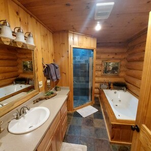 Ensemble douche/baignoire, baignoire à jets, sèche-cheveux