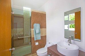 Een douche, een haardroger, handdoeken