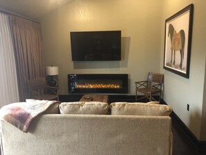 Smart-TV, Kamin, Bücher