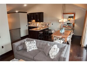 Smart-TV, Kamin, Bücher