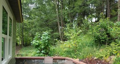 Private Forest Retreat: No Cleaning Fees!
