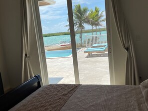 4 bedrooms, iron/ironing board, free WiFi, bed sheets - Spacious Secluded Waterfront Home with compact car (Bottle Creek)