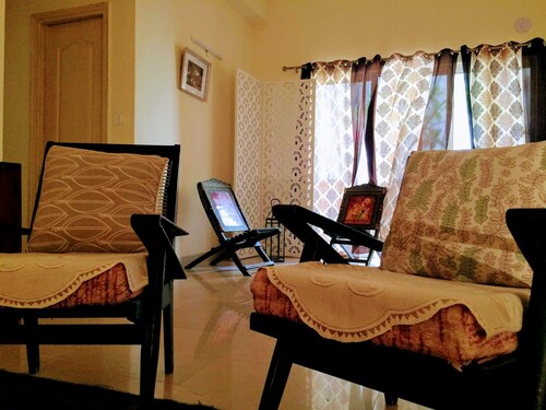 Private room in Studio Apartment with Green lawns