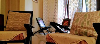 Private room in Studio Apartment with Green lawns