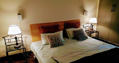 Private room in Studio Apartment with Green lawns