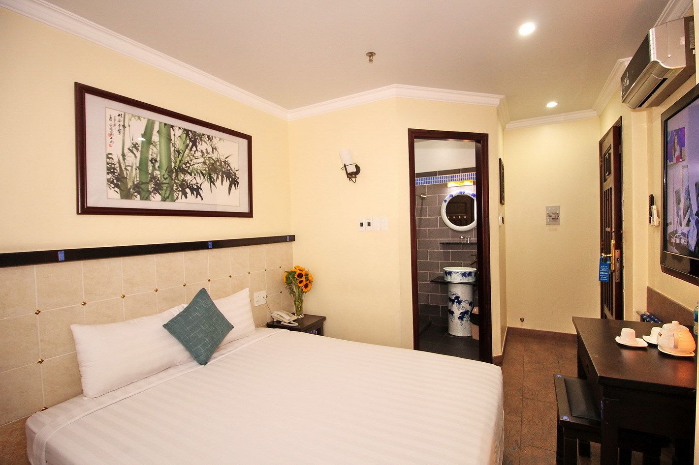 standard room | minibar, desk, blackout curtains, iron/ironing board