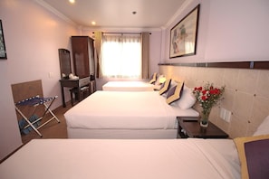 Minibar, desk, blackout curtains, iron/ironing board - Lam Hotel (Ho Chi Minh City)