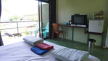 Standard Room with Mountain View | Cofres nos quartos, cortinas blackout, ferros/tábuas de passar roupa