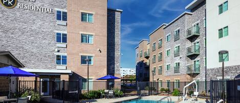 Outdoor pool, open 7:00 AM to 10:00 PM, pool umbrellas, sun loungers