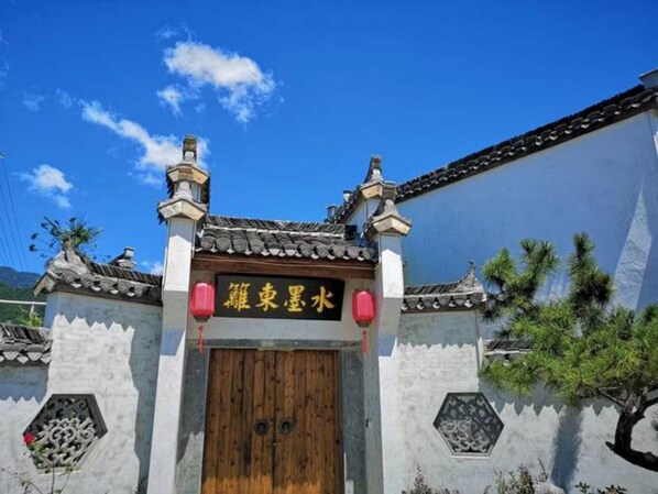 Pintu masuk hartanah