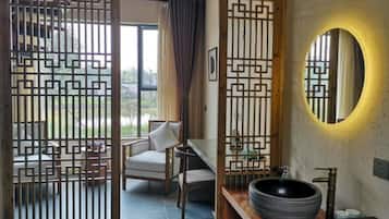 Bàn, màn/rèm cản sáng, giường gấp/giường phụ (phụ phí)