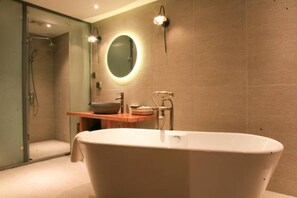 Ilmaiset hygieniatuotteet, hiustenkuivaaja, tohvelit