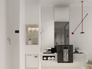 Douche, articles de toilette gratuits, sèche-cheveux, chaussons