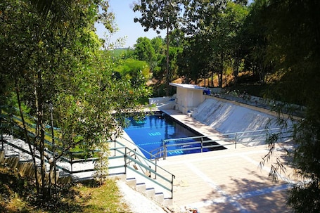 Una piscina al aire libre