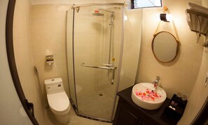 Chuveiro, produtos de toalete grátis, secador de cabelo, chinelos