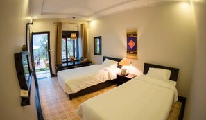 Minibar, desk, laptop workspace, blackout curtains - Sapa Charming Homestay (Sa Pa)