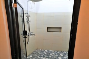 Shower, hair dryer, towels - 360 Homestay (Padang)