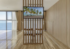 Suite, vistas al mar | Zona de estar | Televisión de pantalla plana de 23 pulgadas con canales por cable