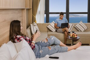 Family Connecting, Ocean view