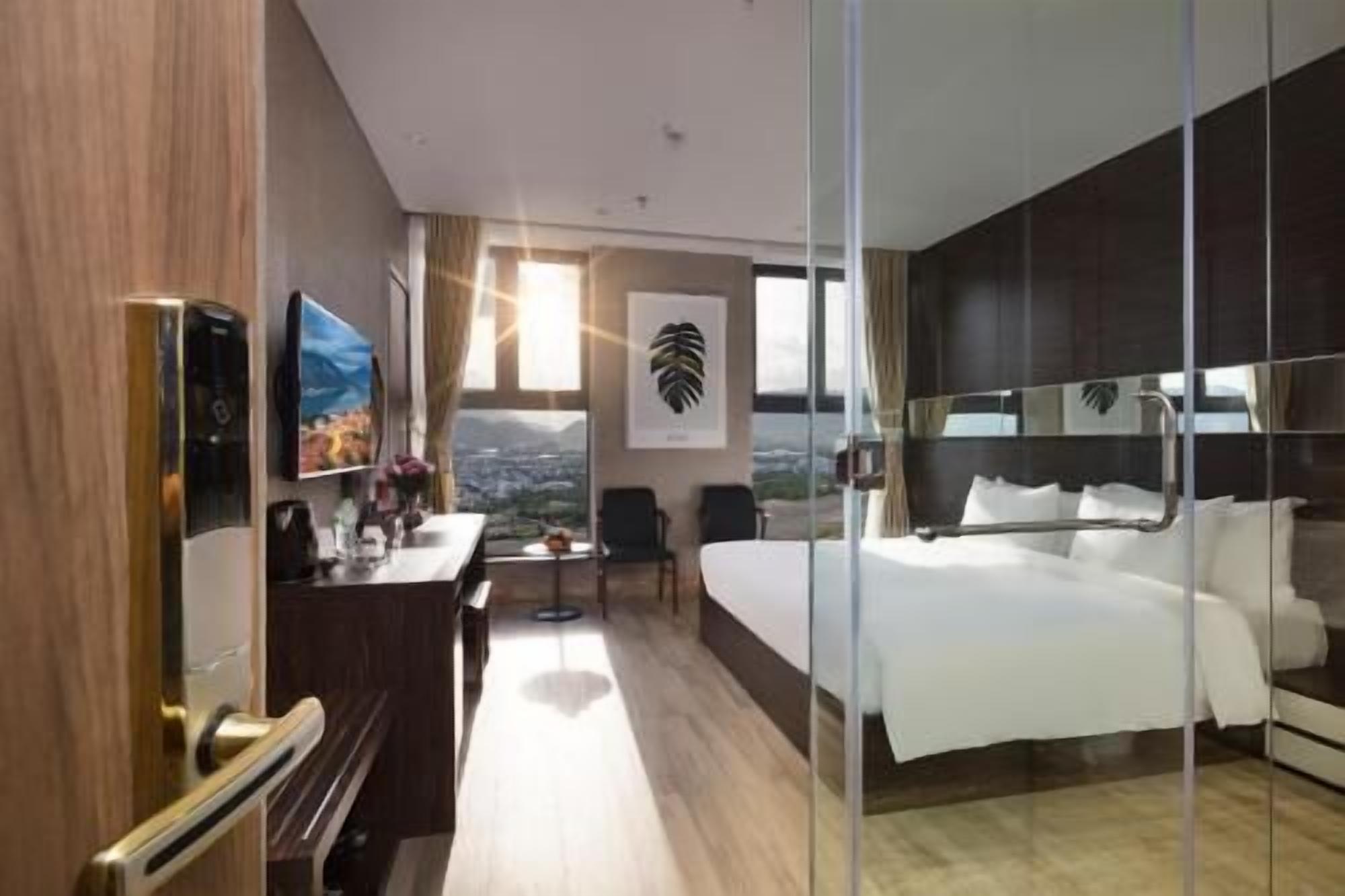 Minibar, caja de seguridad en la habitación y escritorio 