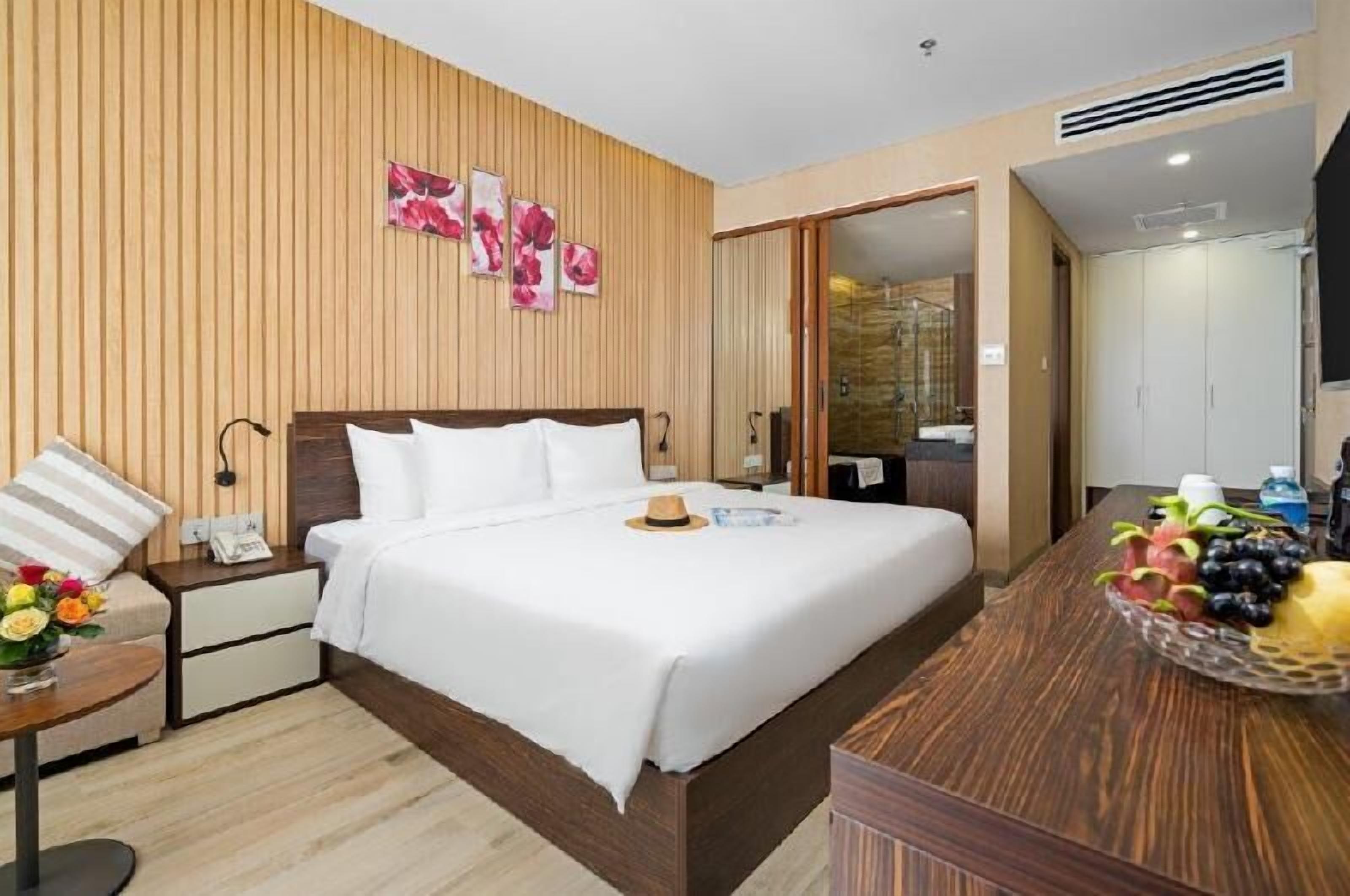 Minibar, két bảo mật tại phòng, bàn 