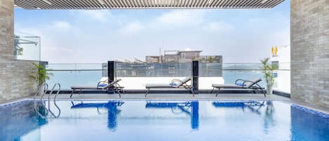 Indoor pool, sun loungers