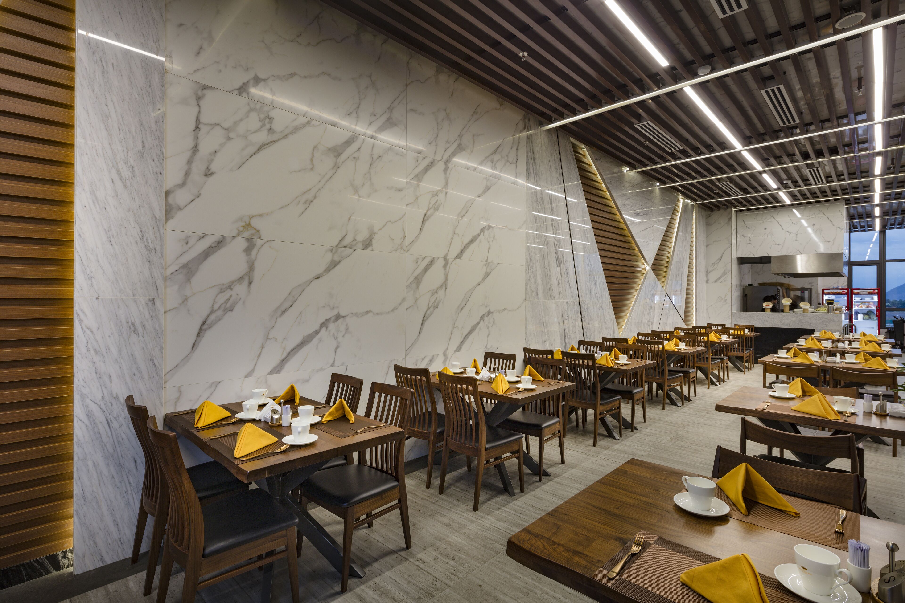 供应早餐、午餐和晚餐，本地与国际菜