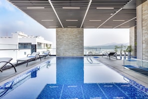 Una piscina cubierta, tumbonas