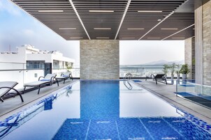 Piscine couverte, chaises longues