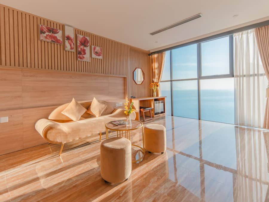 Suíte, vista para o oceano | Área de estar | TV de tela plana 23 polegadas com canais a cabo, TV