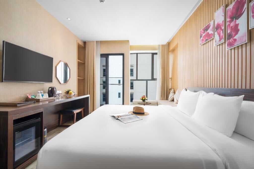 Minibar, két bảo mật tại phòng, bàn 