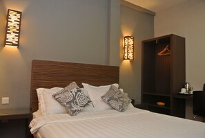 Executive Room, 1 Queen Bed | Individually decorated, desk, iron/ironing board, free WiFi