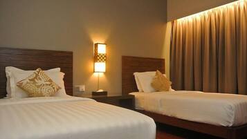 Decoración personalizada, escritorio y tabla de planchar con plancha