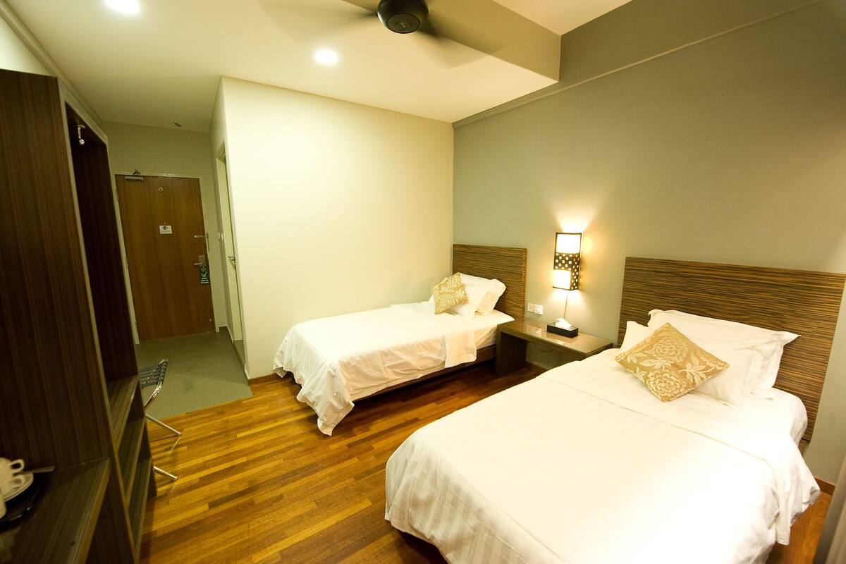 豪華雙床房 (Without Window - Twin Single Bed) | 書桌、熨斗/熨衣板、免費無線上網、獨特裝潢