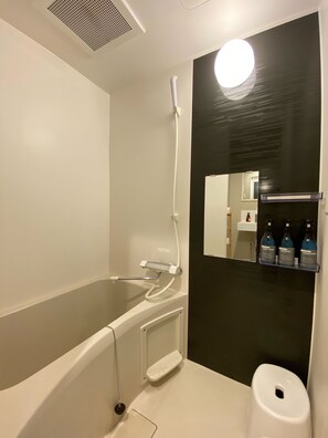 Baignoire et douche séparées, chaussons, bidet, serviettes fournies