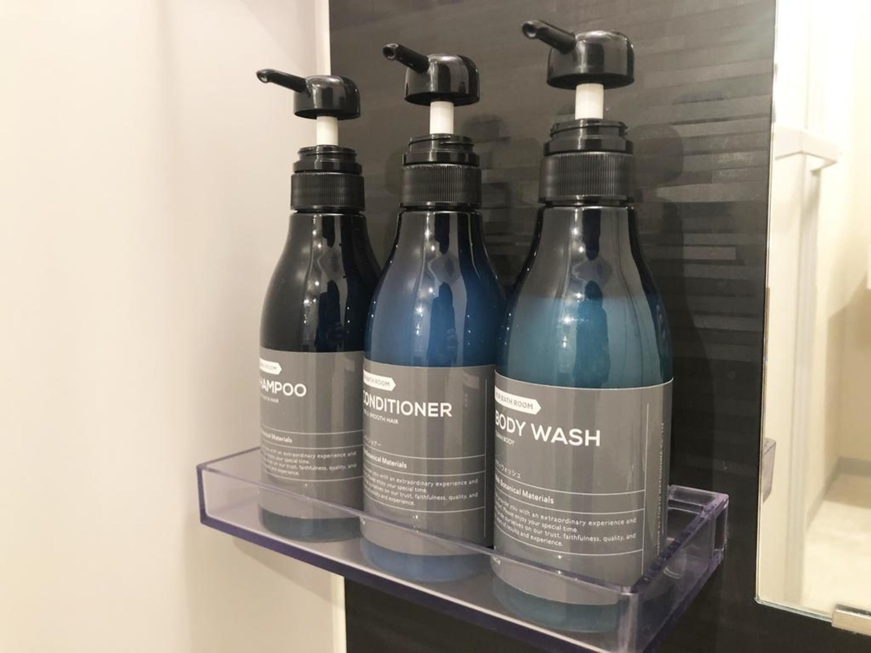 separate bathtub and shower, slippers, bidet, towels