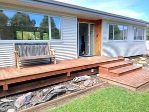 Exterior detail - Modern 'Kiwi Bach' Holiday Home so Close to the Beach! The perfect retreat! (Pohara)