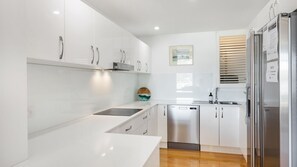 ثلاجة، ميكروويف، فرن، موقد طهي مسطح